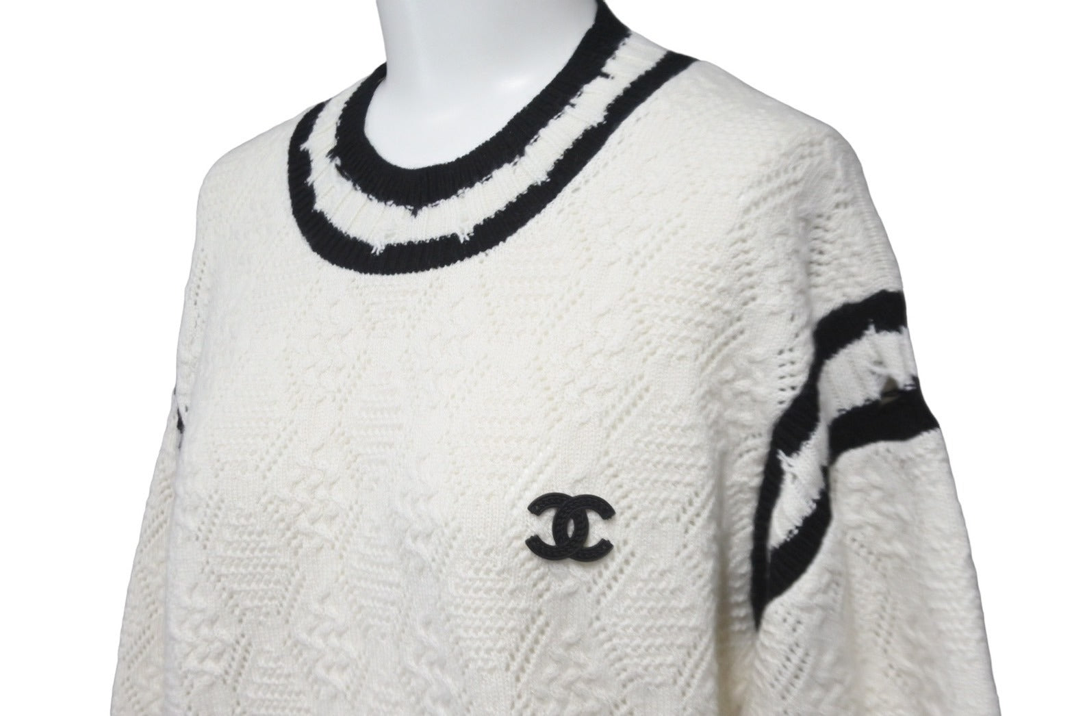 極美品 CHANEL シャネル ニット セーター ダメージ加工 カシミヤ 22ss ココマーク ホワイト ブラック P72090K 10339  サイズ34 中古 58982 – Casanova Vintage