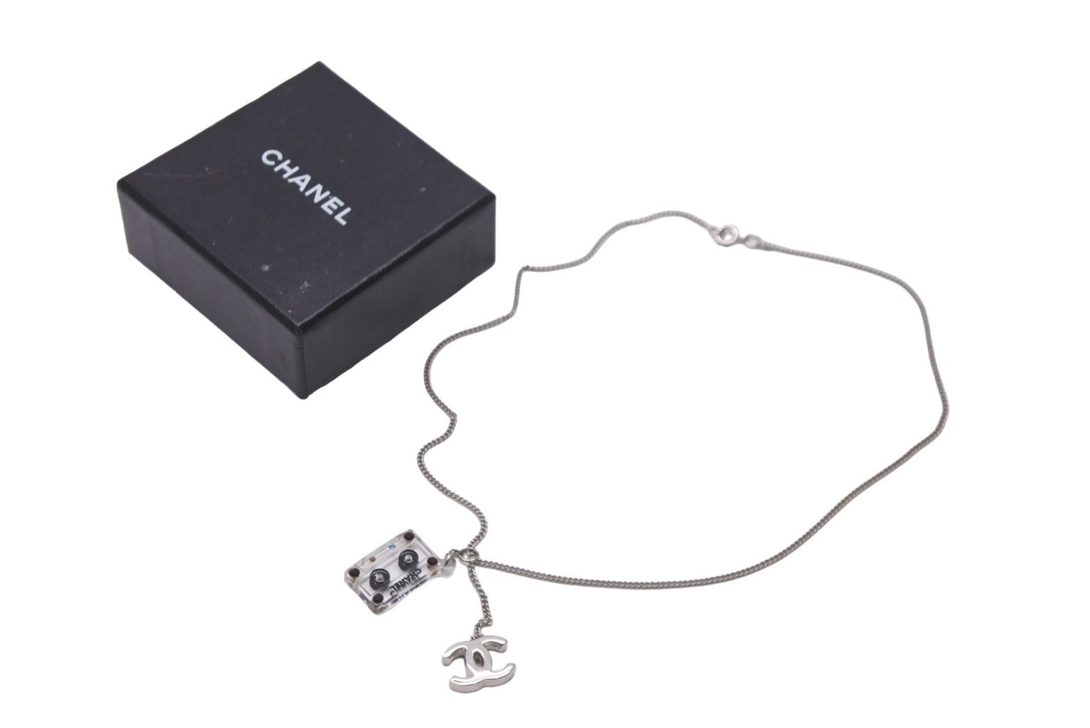 CHANEL シャネル カセットテープ ネックレス 2004年 04P ココマーク シルバー アクセサリー ジュエリー ロゴ メッキ 中古 59060  – Casanova Vintage