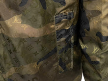 Load image into Gallery viewer, LOUIS VUITTON×Supreme ルイヴィトン カモモノグラム リバーシブルトレンチコート RM172 DOL HDC90W サイズ52 中古 59207