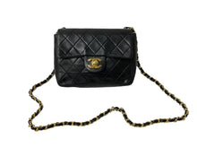 画像をギャラリービューアに読み込む, CHANEL シャネル ショルダーバッグ ミニマトラッセ 17CM 1番台 ココマーク ブラック ラムスキン ゴールド金具 美品 中古 59252