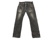 Load image into Gallery viewer, CHROME HEARTS クロムハーツ リーバイス 501 セメタリークロスパッチ ブラックデニムパンツ 30インチ 美品 中古 59638