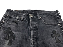 Load image into Gallery viewer, CHROME HEARTS クロムハーツ リーバイス 501 セメタリークロスパッチ ブラックデニムパンツ 30インチ 美品 中古 59638
