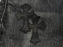 Load image into Gallery viewer, CHROME HEARTS クロムハーツ リーバイス 501 セメタリークロスパッチ ブラックデニムパンツ 30インチ 美品 中古 59638