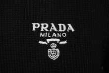 Load image into Gallery viewer, PRADA プラダ コットン クルーネック クロップド ニット ブラック ホワイト ロゴ P24I1R サイズ38 美品 中古 59816