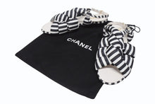 Load image into Gallery viewer, 新品未使用 CHANEL シャネル サンダル ミュール サイズ40 ココマーク ストライプ柄 ホワイト ブラック ゴールド レザー 中古 4b005998