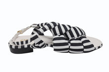 Load image into Gallery viewer, 新品未使用 CHANEL シャネル サンダル ミュール サイズ40 ココマーク ストライプ柄 ホワイト ブラック ゴールド レザー 中古 4b005998