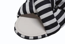 Load image into Gallery viewer, 新品未使用 CHANEL シャネル サンダル ミュール サイズ40 ココマーク ストライプ柄 ホワイト ブラック ゴールド レザー 中古 4b005998