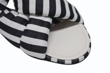 Load image into Gallery viewer, 新品未使用 CHANEL シャネル サンダル ミュール サイズ40 ココマーク ストライプ柄 ホワイト ブラック ゴールド レザー 中古 4b005998