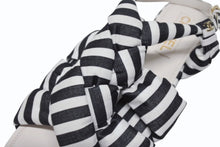 Load image into Gallery viewer, 新品未使用 CHANEL シャネル サンダル ミュール サイズ40 ココマーク ストライプ柄 ホワイト ブラック ゴールド レザー 中古 4b005998