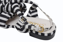 Load image into Gallery viewer, 新品未使用 CHANEL シャネル サンダル ミュール サイズ40 ココマーク ストライプ柄 ホワイト ブラック ゴールド レザー 中古 4b005998