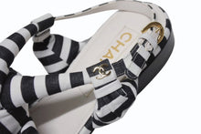 Load image into Gallery viewer, 新品未使用 CHANEL シャネル サンダル ミュール サイズ40 ココマーク ストライプ柄 ホワイト ブラック ゴールド レザー 中古 4b005998