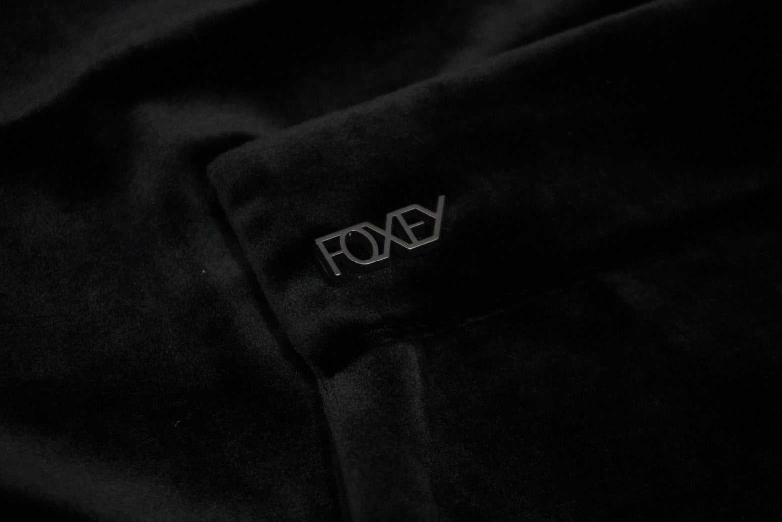 極美品 VELOUR NOIR by FOXEY NEW YORK フォクシー ニューヨーク ベロア ワンピース ブラック 29189 サイズ38  中古 59992 – Casanova Vintage