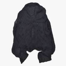 Load the image into the gallery viewer. 極美品 me ISSEI MIYAKE ミーイッセイミヤケ ポンチョ トップス プリーツ加工 MI43FK322 ブラック ポリエステル 中古 4a006008