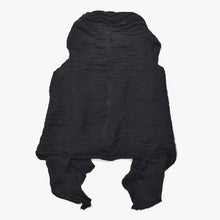 Load the image into the gallery viewer. 極美品 me ISSEI MIYAKE ミーイッセイミヤケ ポンチョ トップス プリーツ加工 MI43FK322 ブラック ポリエステル 中古 4a006008