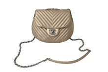 Load image into Gallery viewer, 新品同様品 CHANEL シャネル チェーンショルダーバッグ シェブロン Vステッチ 20番台 2015 カーフ メタリックブロンズ 中古 60376