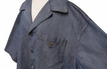 Load image into Gallery viewer, 極美品 PRADA プラダ 三角プレートシャンブレー半袖シャツ サイズXXXL GEC068 S212 12N1 ブルー 中古 60474