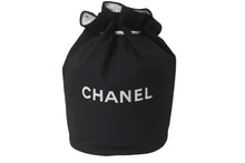 画像をギャラリービューアに読み込む, CHANEL シャネル リュックデイパック ロゴ 巾着 プールバッグ キャンバス ノベルティ ブラック ホワイト 良品 中古 60484