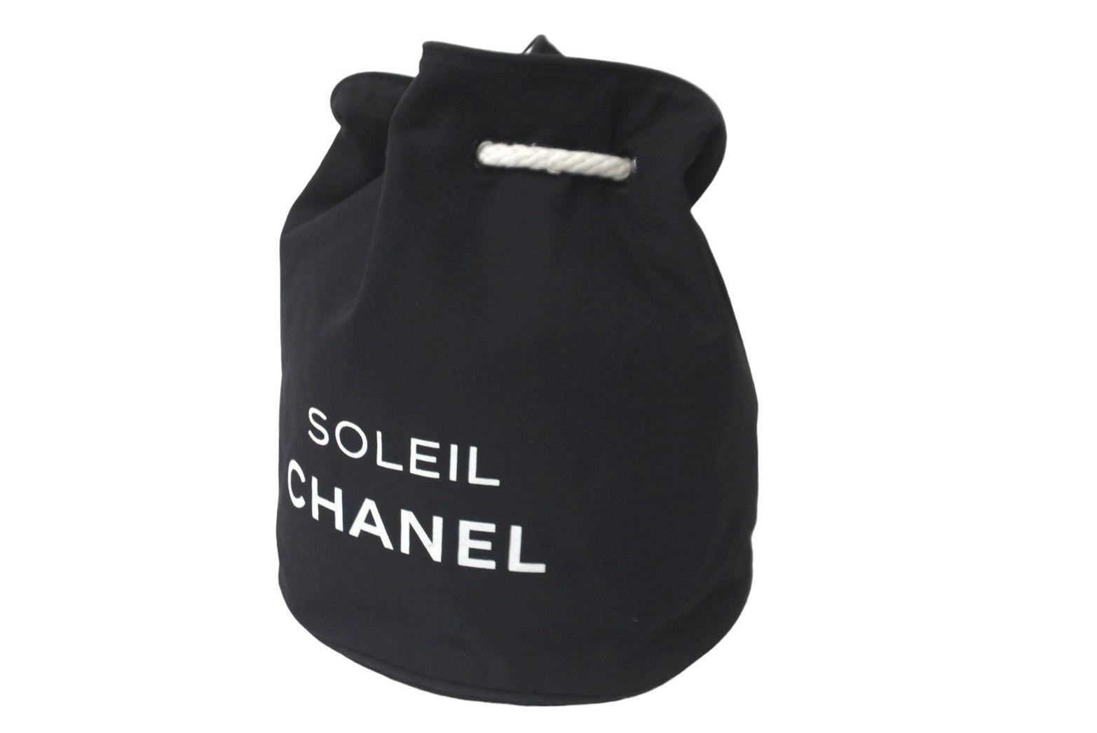 CHANEL シャネル リュック デイパック キャンバス SOLEIL CHANEL ロゴ 巾着 ノベルティ ブラック ホワイト 良品 中古  60485 – Casanova Vintage