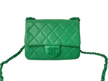 画像をギャラリービューアに読み込む, 極美品 CHANEL シャネル ショルダーバッグ ココマーク マトラッセ キャビアスキン 29番台 グリーン シルバー金具 中古 60654