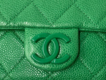 画像をギャラリービューアに読み込む, 極美品 CHANEL シャネル ショルダーバッグ ココマーク マトラッセ キャビアスキン 29番台 グリーン シルバー金具 中古 60654