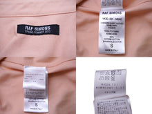 Load image into Gallery viewer, RAF SIMONS ラフシモンズ レザーパッチ付きオーバーサイズ半袖デニムシャツ 23SS 231 M245 ピンク サイズS 良品 中古 60752