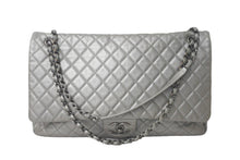 Load image into Gallery viewer, 新品同様 CHANEL シャネル ジャンボ マトラッセ ショルダーバッグ シルバー チェーンショルダー デカマト 中古 61111