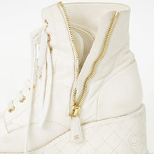 Load the image into the gallery viewer. CHANEL シャネル ココマーク コンバットブーツ スニーカー サイズ38 1/2 G45388 ホワイト 美品 中古 4a006143