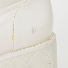 Load the image into the gallery viewer. CHANEL シャネル ココマーク コンバットブーツ スニーカー サイズ38 1/2 G45388 ホワイト 美品 中古 4a006143