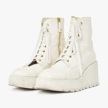 Load the image into the gallery viewer. CHANEL シャネル ココマーク コンバットブーツ スニーカー サイズ38 1/2 G45388 ホワイト 美品 中古 4a006143