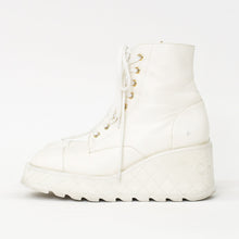 Load the image into the gallery viewer. CHANEL シャネル ココマーク コンバットブーツ スニーカー サイズ38 1/2 G45388 ホワイト 美品 中古 4a006143
