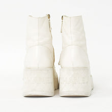 Load the image into the gallery viewer. CHANEL シャネル ココマーク コンバットブーツ スニーカー サイズ38 1/2 G45388 ホワイト 美品 中古 4a006143