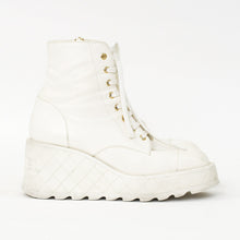 Load the image into the gallery viewer. CHANEL シャネル ココマーク コンバットブーツ スニーカー サイズ38 1/2 G45388 ホワイト 美品 中古 4a006143