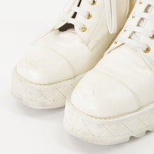 Load the image into the gallery viewer. CHANEL シャネル ココマーク コンバットブーツ スニーカー サイズ38 1/2 G45388 ホワイト 美品 中古 4a006143