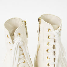 Load the image into the gallery viewer. CHANEL シャネル ココマーク コンバットブーツ スニーカー サイズ38 1/2 G45388 ホワイト 美品 中古 4a006143