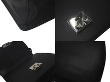 Load image into Gallery viewer, 極美品 PRADA プラダ ２WAYショルダーバッグ サフィアーノレザー スタッズ ブラック ピンク レーシングロゴ 中古 61460