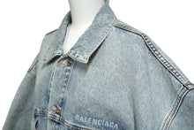 Load image into Gallery viewer, 極美品 BALENCIAGA バレンシアガ TWISTED SLEEVE デニムジャケット 706654 ウォッシュ加工 インディゴ ロゴ刺繍 2022年AW 中古 61560