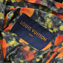 Load the image into the gallery viewer. 極美品 LOUIS VUITTON ルイヴィトン ヴァージルアブロー ポピードロシーグラフィックウィンドブレーカーブルゾン HGB65WLTX サイズ48 中古 4a006157