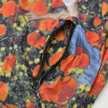 Load the image into the gallery viewer. 極美品 LOUIS VUITTON ルイヴィトン ヴァージルアブロー ポピードロシーグラフィックウィンドブレーカーブルゾン HGB65WLTX サイズ48 中古 4a006157