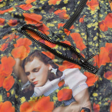 Load the image into the gallery viewer. 極美品 LOUIS VUITTON ルイヴィトン ヴァージルアブロー ポピードロシーグラフィックウィンドブレーカーブルゾン HGB65WLTX サイズ48 中古 4a006157