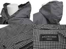 Load image into Gallery viewer, 極美品 BALENCIAGA バレンシアガ フード付き ダウンジャケット 735662 ナイロン ブラック ホワイト サイズL 中古 61758