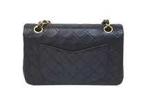 Load image into Gallery viewer, CHANEL シャネル Wフラップ マトラッセ チェーン ショルダーバッグ 23cm 1番台 ラムスキン ブラック ゴールド金具 美品 中古 61782