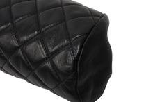 Load image into Gallery viewer, 極美品 CHANEL シャネル マトラッセ がま口 クラッチバッグ ポーチ 11番台 ブラック ラムスキン シルバー金具 中古 61948