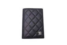 画像をギャラリービューアに読み込む, 極美品 CHANEL シャネル パスポートケース マトラッセ ココマーク ラムスキン ブラック シルバー金具 中古 62120