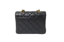 Load image into Gallery viewer, CHANEL シャネル チェーンショルダーバッグ マトラッセ ラムスキン 3番台 1995 ココマーク ブラック ゴールド金具 美品 中古 62146