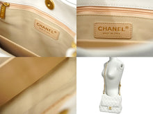 Load image into Gallery viewer, 極美品 CHANEL シャネル チェーンショルダーバッグ AS3693 キャビアスキン ホワイト ゴールド金具 中古 62298