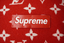 Load image into Gallery viewer, LOUIS VUITTON ルイ ヴィトン × SUPREME シュプリーム コラボ クッション 枕 ピロー モノグラム MP1886 レッド 美品 中古 62521