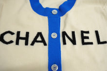 画像をギャラリービューアに読み込む, CHANEL シャネル ロゴ ニット カーディガン 19SS P61427K46799 カシミヤ ホワイト ブルー サイズ42 美品 中古 62538