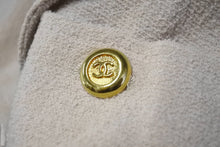 画像をギャラリービューアに読み込む, CHANEL シャネル ウール ダブルジャケット U01119V04724 ベージュ サイズ40 ココマークボタン 美品 中古 62615