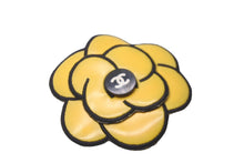 画像をギャラリービューアに読み込む, CHANEL シャネル ココマーク カメリアブローチ ブローチ 花 フラワー イエロー ブラック 小物 アクセサリー 美品 中古 62713