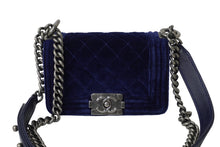 Load image into Gallery viewer, CHANEL シャネル ミニボーイシャネル チェーンショルダーバッグ ベロア 17番台 ネイビー シルバー金具 美品 中古 62722